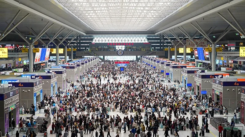 China sees record-breaking passenger traffic in first half of National Day holiday 