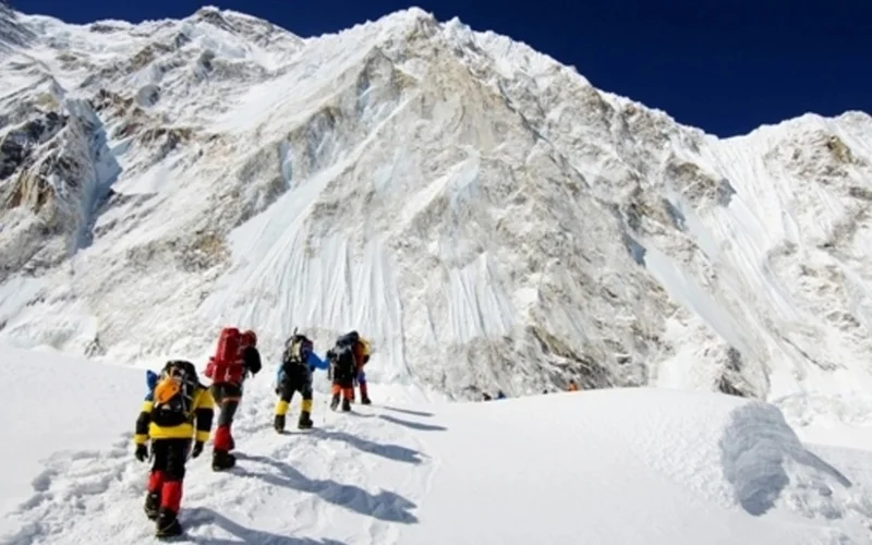 Эверест маңында қарлы боранның астында қалған туристер құтқарылды