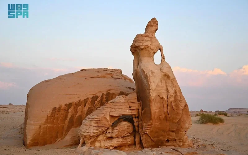 What Saudi Rock Formation Resembles a Bride in a Desert Gown? clock-icon Friday 11/04/1447 Riyadh https://portalcdn.spa.gov.sa/backend/original/202510/AS8VPNGFOFofCCxfQ2P6RYgqDPZ4SczEvCCjYb4Z.jpg play Voice reader Riyadh, October 03, 2025, SPA -- Known locally as the "Bride Rock," this rare geological formation near Tayma, outside AlUla Governorate, resembles a bride holding out her dress amidst the sprawling desert landscape. According to the Royal Commission for AlUla, the history of this natural marvel spans more than 460 million years. Its layers were originally formed from warm marine sediments located on the edge of the ancient supercontinent Gondwana. Massive tectonic plate movement later pushed this formation to its current, isolated location in the heart of the Kingdom's northwest. AlUla's Bride Rock is distinguished by its geological uniqueness and arresting natural beauty. Its features evoke the image of a human figure standing dramatically in the middle of a flat plain, making it one of the most remarkable rock formations in the region. Surrounded by flat, gravel plains, the area reveals evidence of ancient marine environments, including the fossilized remains of extinct creatures that bear witness to the enormous geological transformations the region has undergone.