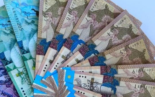 Ол щағынан сиқырды алады