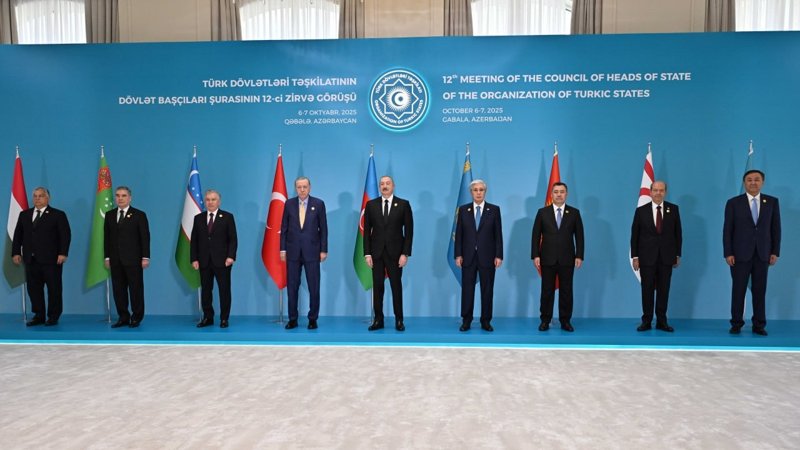 Президент Түркі мемлекеттері ұйымының ХІІ саммитіне қатысушылармен бірге суретке түсті Президент Түркі мемлекеттері ұйымының ХІІ саммитіне қатысушылармен бірге суретке түсті