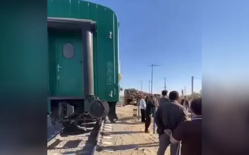 Қорақалпоғистонда йўловчи поезди юк машинаси билан тўқнашиб кетди
