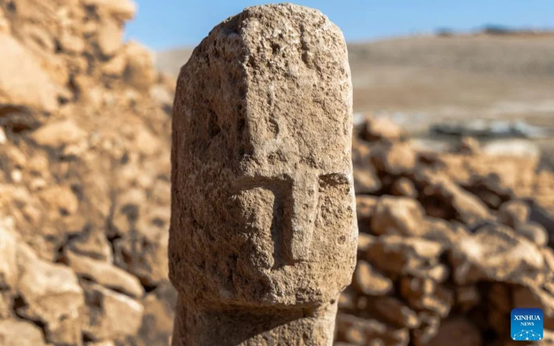 12,000-year-old pillar carved with human face uncovered in SE Türkiye