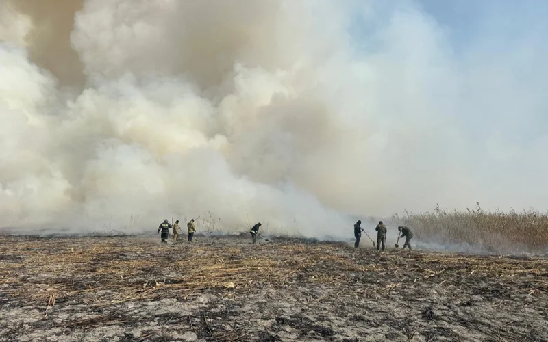 18 гектаров тлеют возле Атырау: пожар еще не потушен