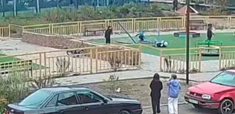 Качели рухнули на школьника в Караганде