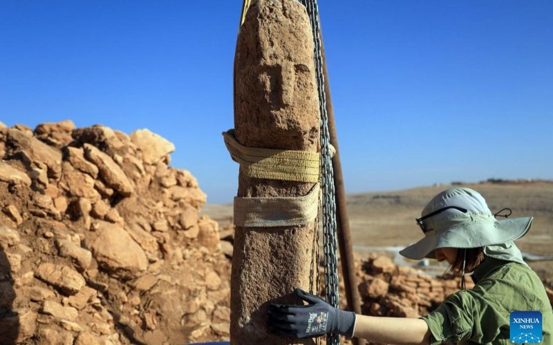 12,000-year-old pillar carved with human face uncovered in SE Türkiye