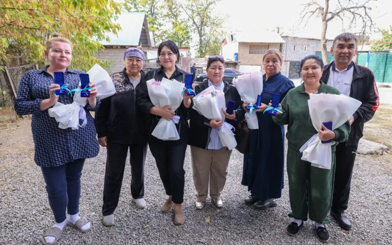 В Шымкенте 8 семей получили квартиры в Зеленой балке