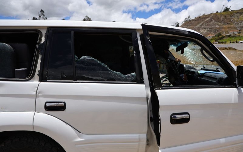 Неизвестные напали на кортеж президента Эквадора Неизвестные напали на кортеж президента Эквадора