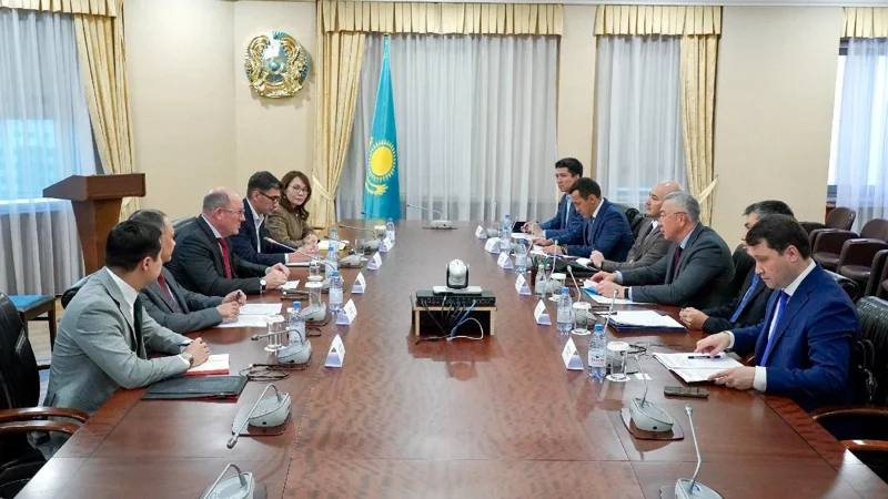 Серік Жұманғарин Қазақстандағы Америкалық сауда палатасының атқарушы директоры Джефф Эрлихпен кездесті
