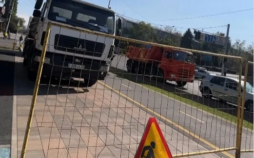 Повреждение теплотрассы устраняют в Бостандыкском районе Алматы