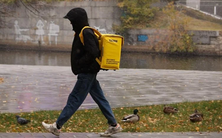 Курьерам-мусульманам в России запретили перевозить алкоголь и свинину