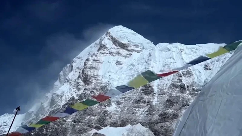 Застрявших у подножия Эвереста туристов удалось спасти
