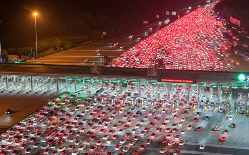Пробка на 36 полос: тысячи авто выстроились в очередь на трассе в Китае
