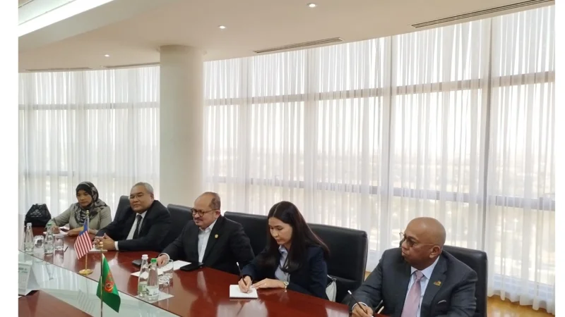 Turkmenistan and Malaysia discuss oil and gas co-op with Petronas at center