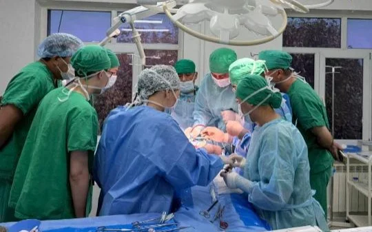 Túrkistanda ekinshi baýyr transplantatsııasy sátti ótti
