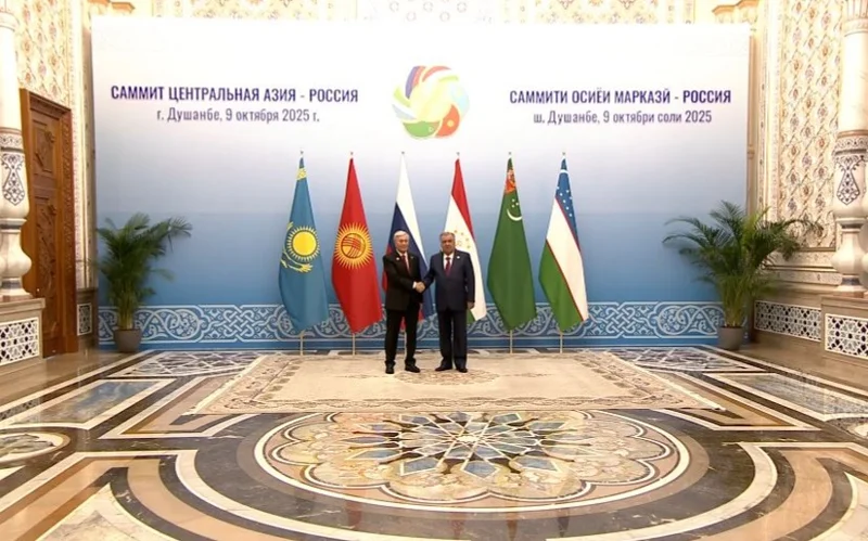 Глава государства прибыл во Дворец приемов в Душанбе