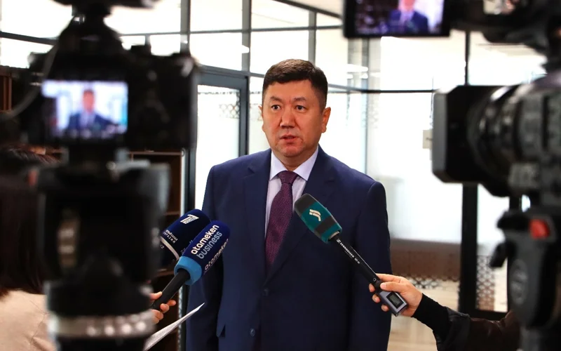 Qazaqstanda memlekettik qyzmetshilerdiń sany qysqarýy múmkin 