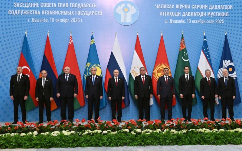 Совместное фото участников заседания Совета глав государств СНГ Совместное фото участников заседания Совета глав государств СНГ