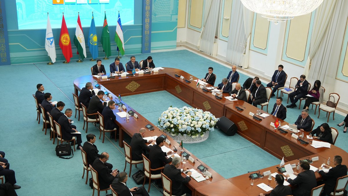 Дачадағы кеуделі әйел суреті