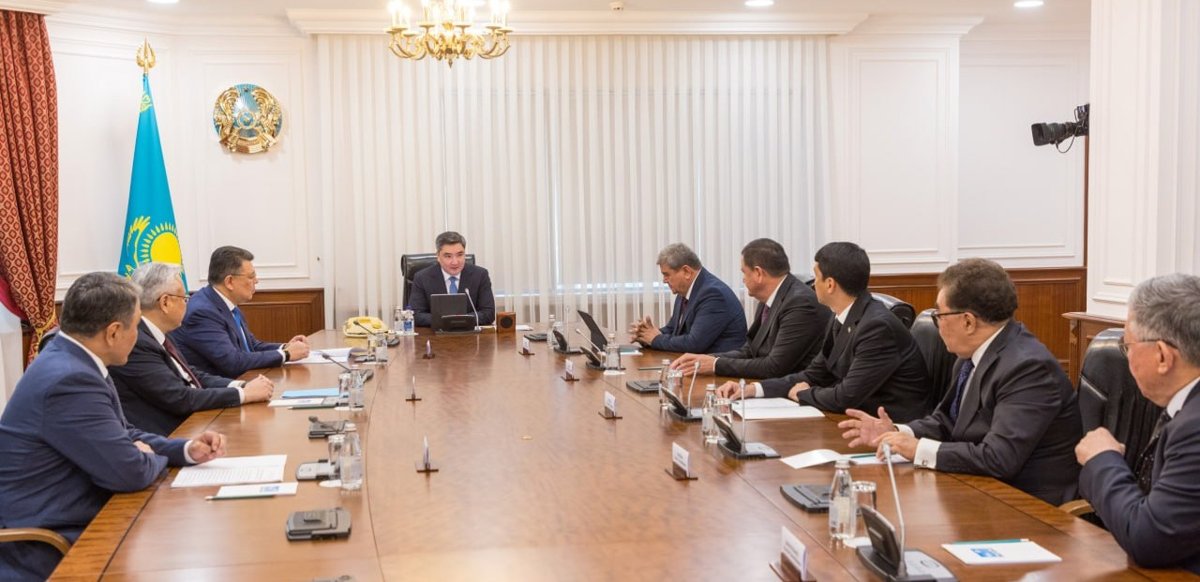 Транни порно оргия Қыз көрпемен мастурбация жасайды