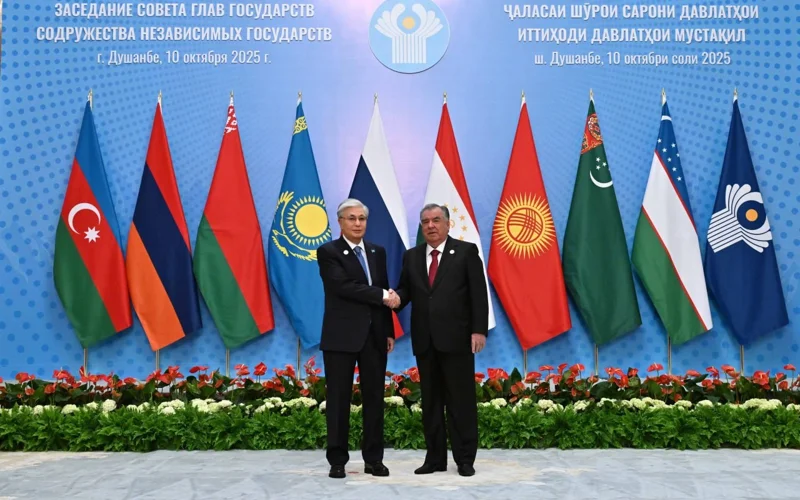 Главу государства во Дворце нации встретил Президент Таджикистана Эмомали Рахмон