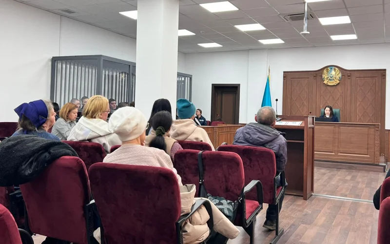 Qaraǵandyda qarııany uryp-soqqan jasóspirimderge qatysty istiń aıyptaý aktisi oqyldy