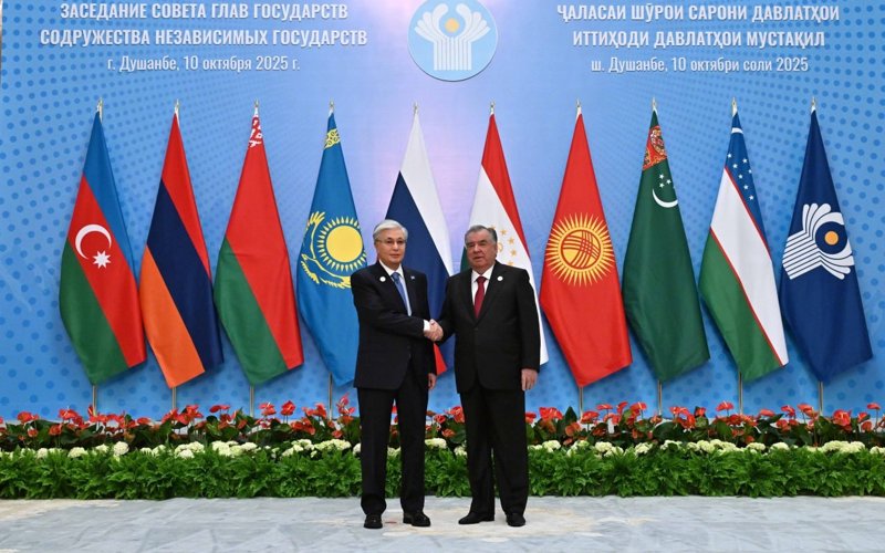 Главу государства во Дворце нации встретил Президент Таджикистана Эмомали Рахмон Главу государства во Дворце нации встретил Президент Таджикистана Эмомали Рахмон