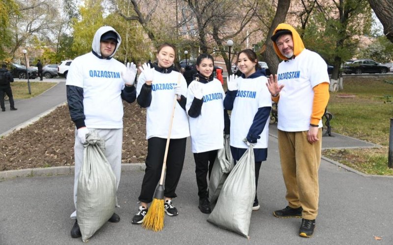 Более 150 тысяч жителей вышли на общегородской субботник в Астане