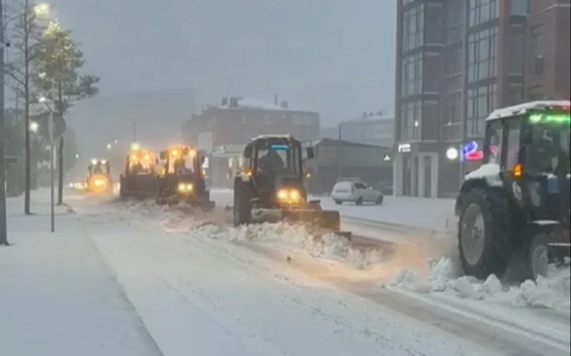 Первый снег вызвал транспортный коллапс в Павлодарской области