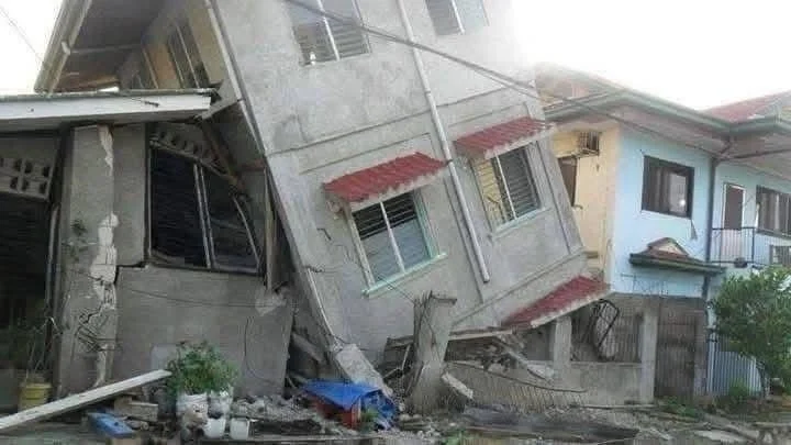Fılıppındegi qýatty jer silkinisi 