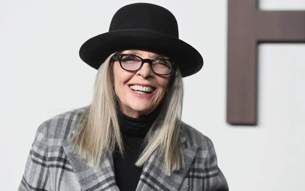 Іш киім киген ер адам әйелін трахает етеді