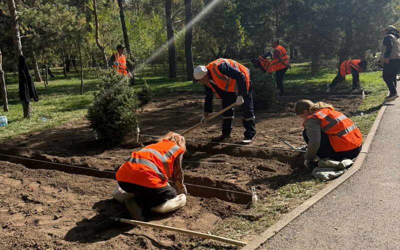 Тысячи алматинцев вышли на субботник и высадили сотни деревьев субботник