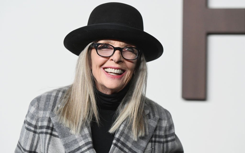 Ұлдарына денесін көрсететін ананың видеосы Ұсқынсыз орыс әйелімен порно