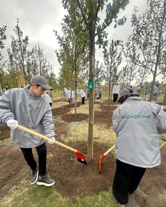 Более 150 тысяч жителей вышли на общегородской субботник в Астане