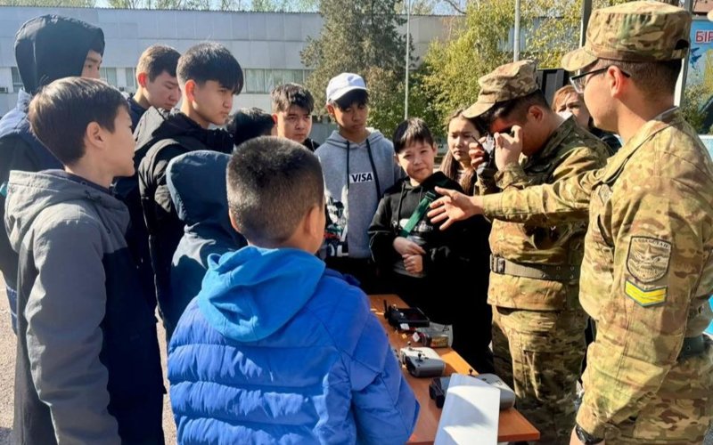 Júzden asa almatylyq oqýshy bolashaq ofıtserlerge qonaqqa bardy Júzden asa almatylyq oqýshy bolashaq ofıtserlerge qonaqqa bardy