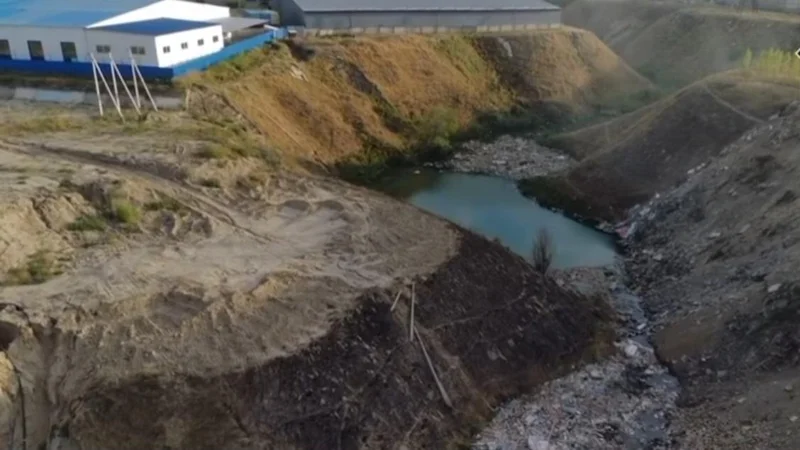 Русло реки Теренкара завалили мусором: наказаны аким и землевладелец