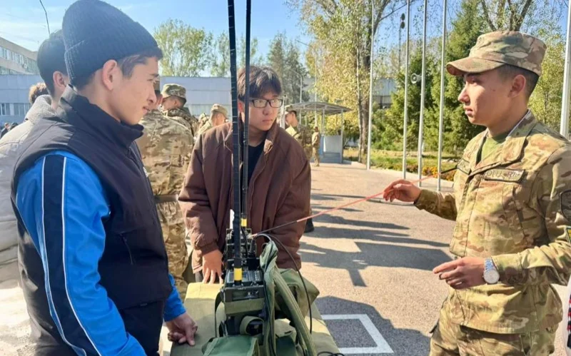 Жүзден аса алматылық оқушы болашақ офицерлерге қонаққа барды