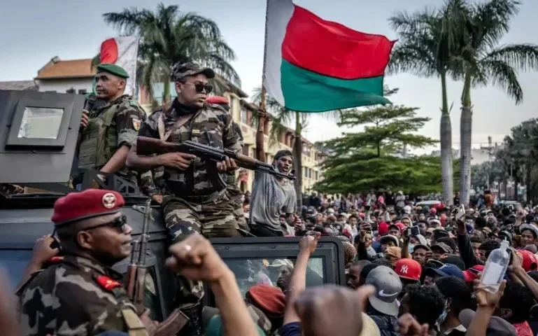 Madagaskar prezıdenti bılikti áskerıler basyp almaq bolǵanyn málimdedi