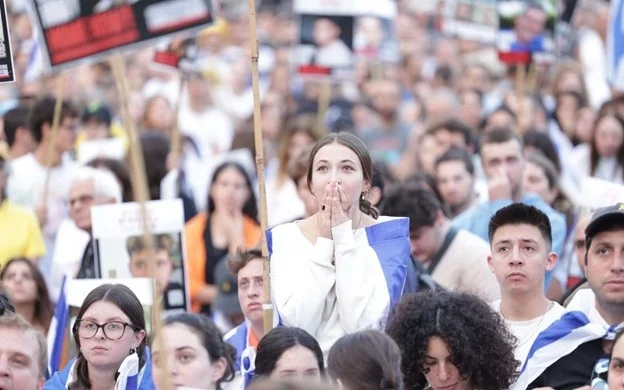 Тысячи израильтян собрались на площади в Тель-Авиве в ожидании возвращения пленных