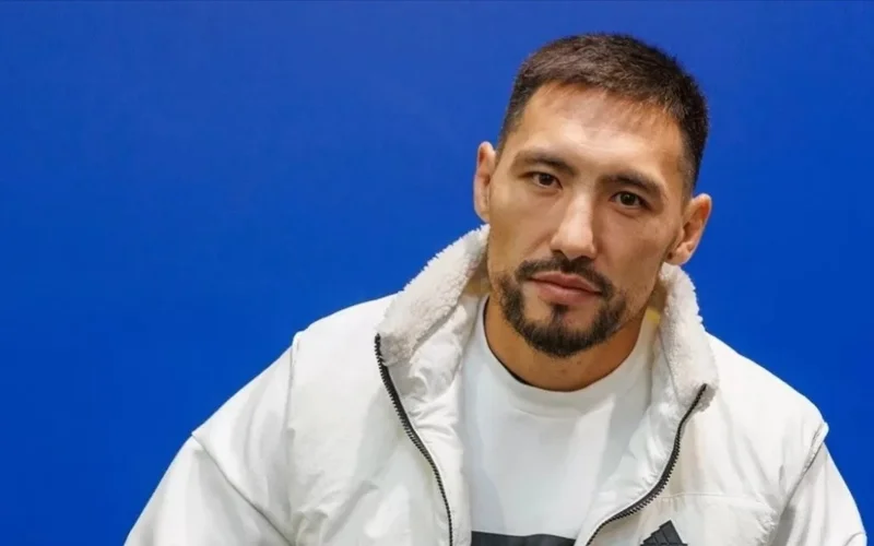 Janibek Alimkhanuly to face Erislandy Lara in three-belt title clash