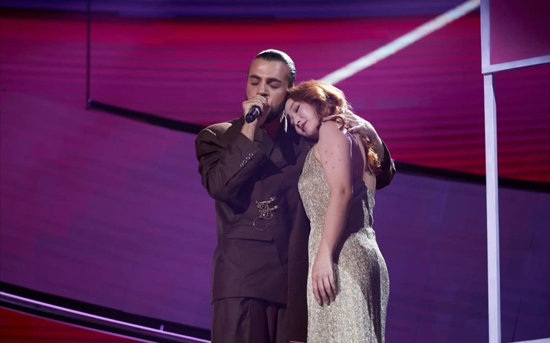 Жалаңаш әншілердің өнер көрсететін бейнелері