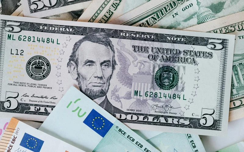 Доллар немного подорожал на торгах