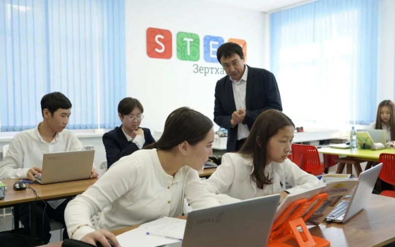 Elordalyq ustaz jasandy ıntellektini oqytý protsesinde sátti qoldanyp júr