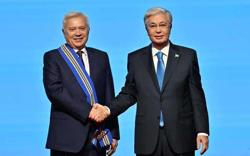 Касым-Жомарт Токаев наградил Вагита Алекперова орденом «Барыс» I степени