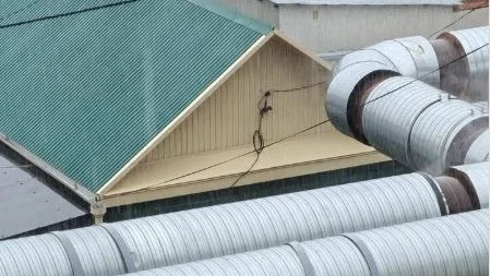 Құрбысы қарап тұрғанда, қыз мастурбация жасайды.