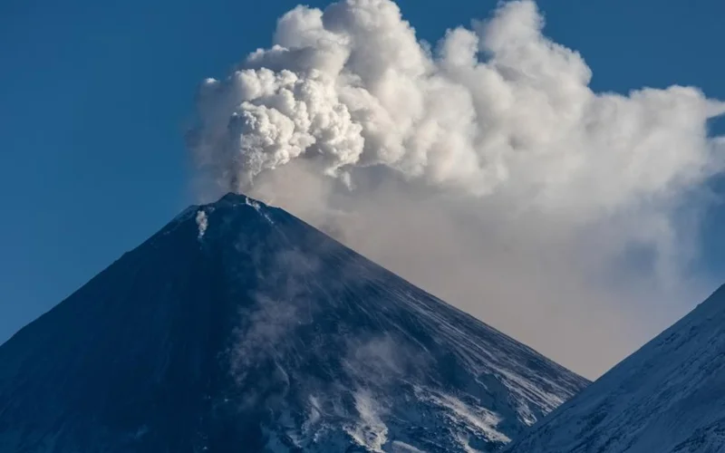 Камчаткада жер сілкінісінен кейін жанартау оянды