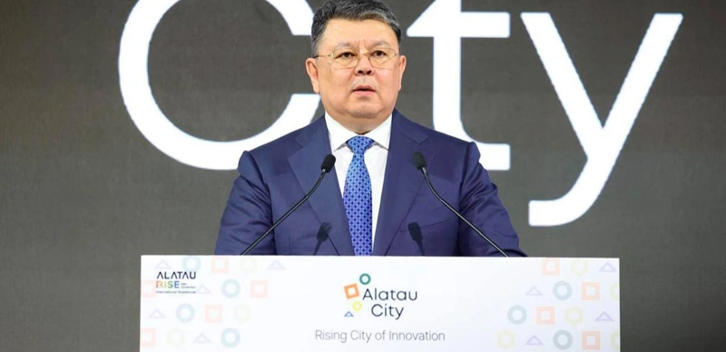 Qanat Bozymbaev Ońtústik Koreıada Alatau City jobasyn tanystyrdy