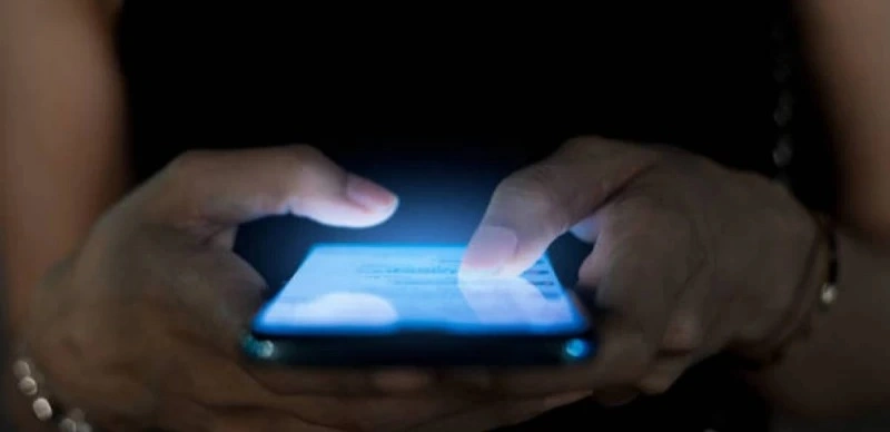 түнде телефон