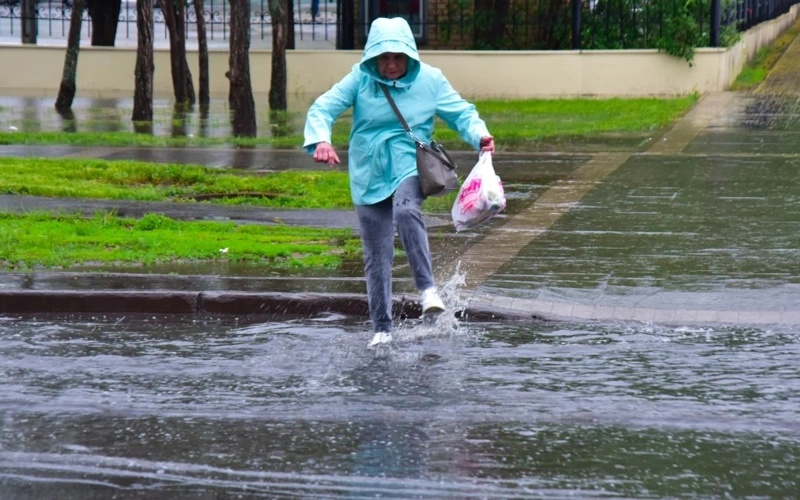 Дождь выявил халтуру: новостройки в Уральске оказались без водоотвода