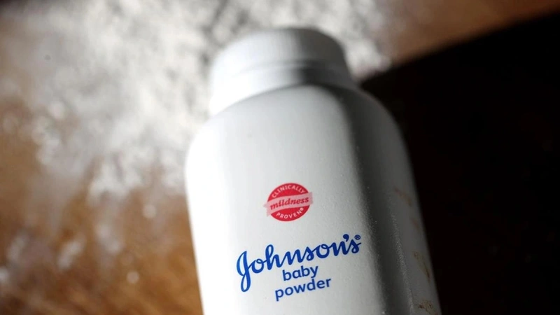 Тысячи британцев обвинили Johnson & Johnson в продаже опасной детской присыпки